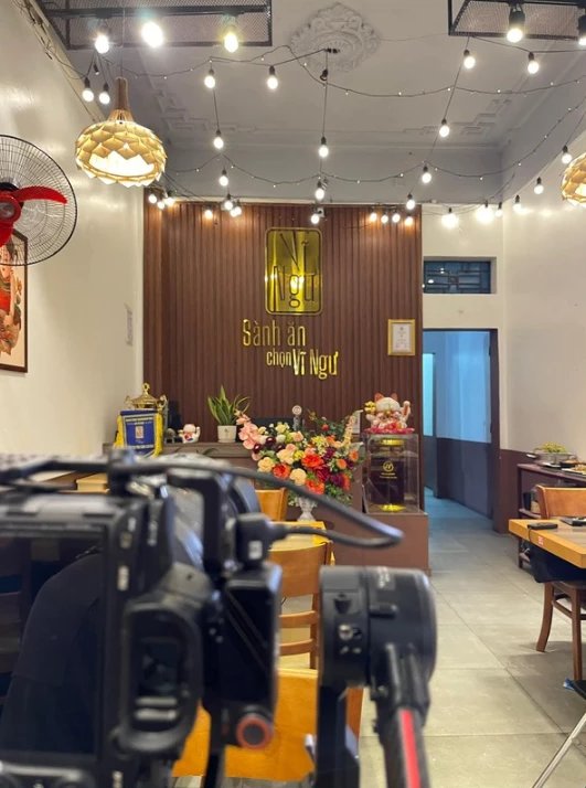 Máy quay hướng về quầy lễ tân nhà hàng Vị Ngư