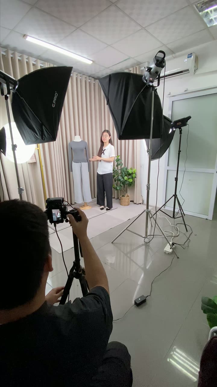 Phòng quay với hai đèn softbox và máy quay trên chân máy