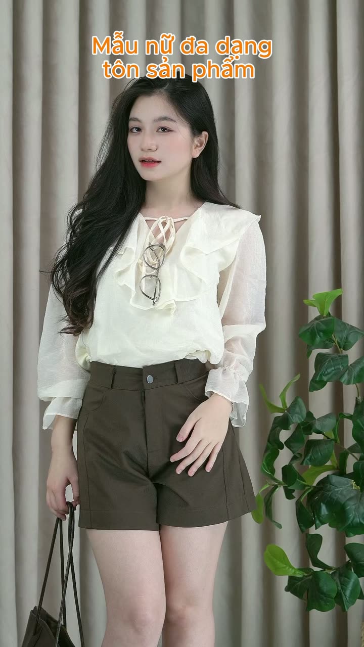 Mẫu nữ trình diễn trang phục thời trang