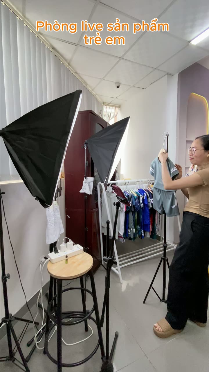 Phòng live sản phẩm trẻ em với giá treo đồ và đèn