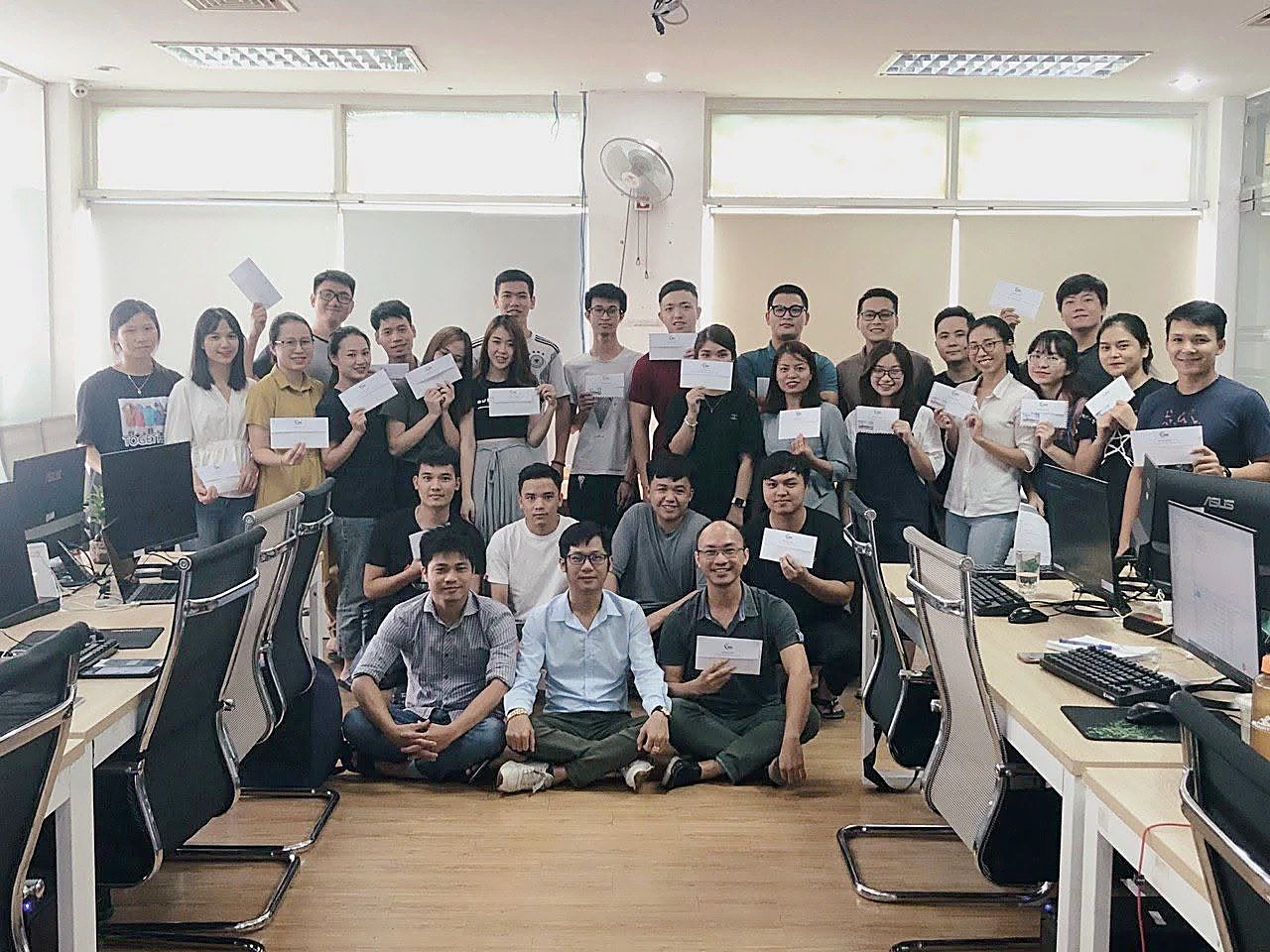 Đội ngũ doanh nghiệp chụp ảnh tập thể tại văn phòng