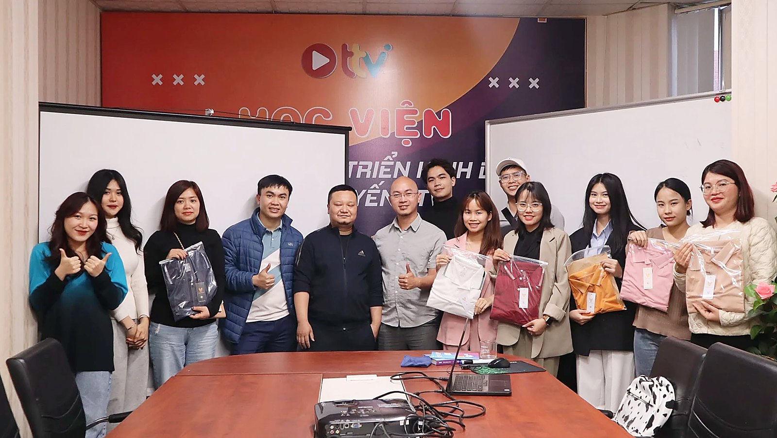 Học viên chụp ảnh cùng giảng viên sau lớp học tại học viện